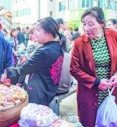 “爱心赶集”助山民增收