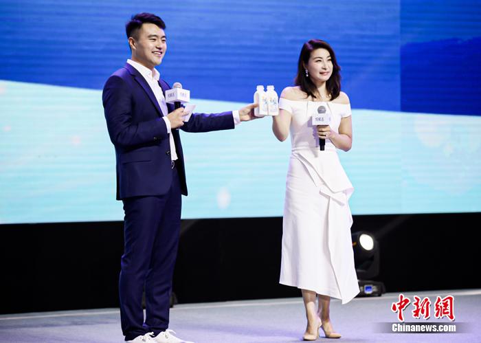 君乐宝乳业集团副总裁杨洪滨和悦鲜活体验官郭晶晶