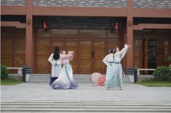 “着华夏衣裳·兴礼仪之邦”·美丽南方志愿者华服秀在广西南宁市美丽南方馆举行