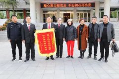 商丘梁园区法院：高效执行暖人心 当事人赠送锦旗表谢意