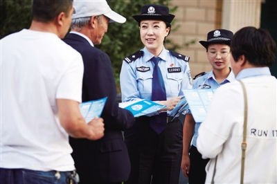 <p> 耐心宣讲网上公安业务。</p>