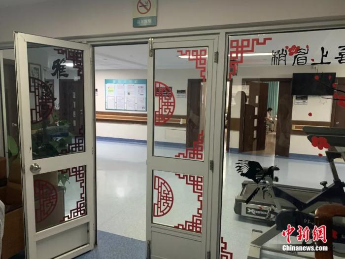 睡眠病房门口。 <a target='_blank' data-cke-saved-href='http://www.chinanews.com/' href='http://www.chinanews.com/'>中新社</a> 李秋莹摄