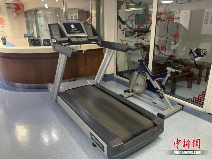 病房门口的健身器材。 <a target='_blank' data-cke-saved-href='http://www.chinanews.com/' href='http://www.chinanews.com/'>中新社</a> 李秋莹摄