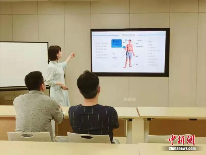 睡眠卫生教育。上海市精神卫生中心供图