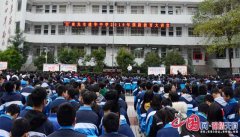 南充建华中学举行“国防教育大讲堂”和法制宣传讲座