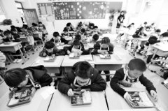 郑州金水区10所学校开始实现午餐供应，明年春季开学将全面推广
