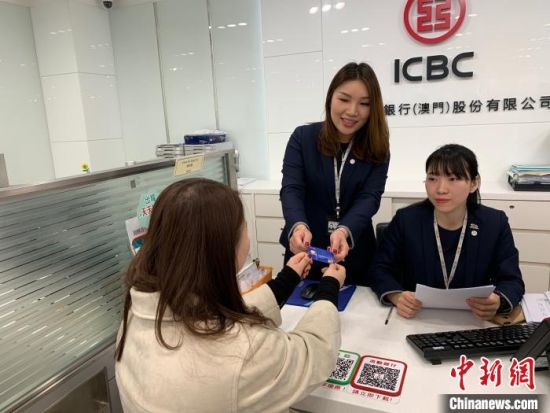 首笔澳门代理见证开立内地个人银行账户业务落地 人民银行广州分行供图 摄