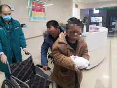 险：留守少年凌晨偷放鞭炮炸断手指！ 急：转院途中迷路高速交警火速护送！