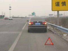 超暖：寒风中河南高速交警往返近二十公里为外地轿车送油相助