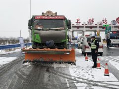  河南高速交警应急联动昼夜融雪除冰 多措并举全力确保防疫应急物资运输通道畅通