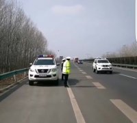 全国联动支援武汉 河南高速交警千里接力护送山西15辆防疫应急物资运输车辆过境中原