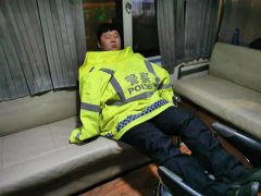 “疫线”坚守，他们短暂休憩时睡姿一样很美
