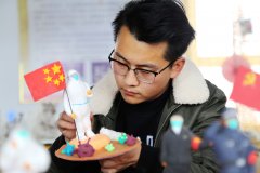 平乡：小学教师泥塑作品赞英雄