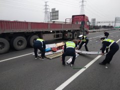  复工小货车行驶途中突发侧翻民警5分钟内清理现场恢复道路畅通