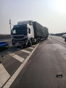 粗心司机高速公路下站口仓促变道 引发交通事故双方经济损失十多万