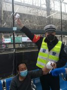  河南高速交警“变身”最美“输液架”