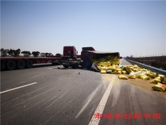爆胎加翻车：核载800多公斤的货车却装载了11吨!