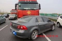 高速上连续变道不观察 轿车被“怼”了个“南辕北辙”