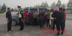 核载6人的面包车塞了11人 侥幸司机严重超员被罚