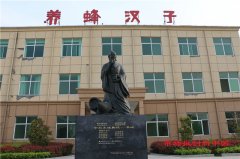 “养蜂汉子”：让贫困村变成了“甜蜜部落”