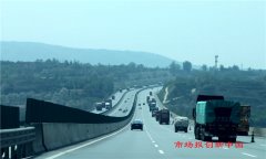 保障“五一”假期车流通行有序 河南高速交警严查违法占用应急车道、大车占道等违法问题