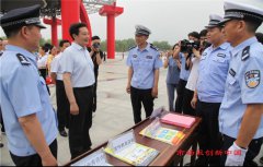 商丘市公安局交警支队积极参加全市“安全生产月”主题宣传活动