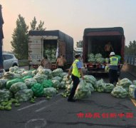 高速货车爆胎后侧翻    夏季轮胎勤检查保安全