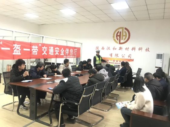 宝鸡市凤县公安交警进企业开展交通安全宣传活动