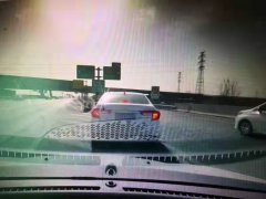 野蛮变道险酿事故被网友举报 交警警告如此操作早晚会出事