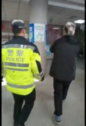 男子手部重伤，商丘交警铁骑大队紧急护送，情意暖心